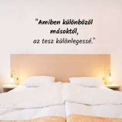   Amiben különbözöl másoktól, az tesz különlegessé – inspiráló idézet falmatrica