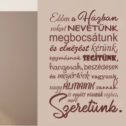   Ebben a házban sokat nevetünk – szeretetteljes családi falmatrica (5. változat)