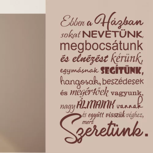 Ebben a házban sokat nevetünk – szeretetteljes családi falmatrica (5. változat)