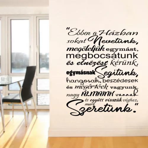 Ebben a házban sokat nevetünk – szeretetteljes családi idézet falmatrica (6. változat)