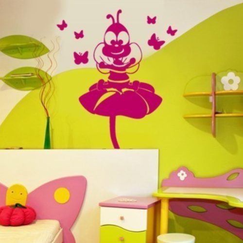 Katica virágon gyerekszoba falmatrica
