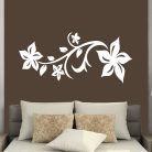 Indás virág falmatrica – Elegáns és varázslatos fali dekoráció hálószobába