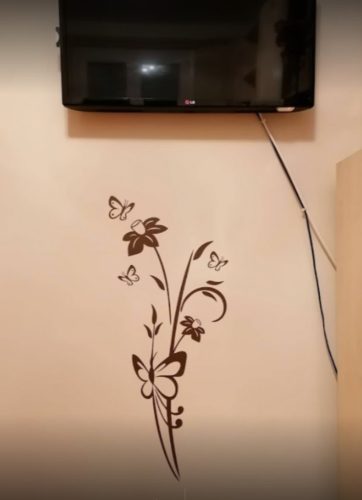 Virág és pillangó falmatrica – Romantikus és természetes faldekoráció