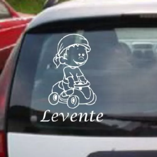Kisautóval guruló kisfiú autósmatrica – játékos, vidám stílus