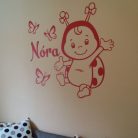 Katicalány pillangókkal gyerekszoba falmatrica