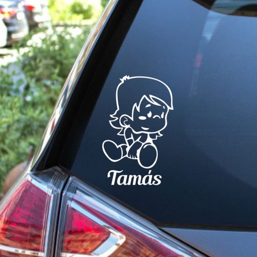 Ülő kisfiú autósmatrica – letisztult, barátságos megjelenés