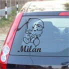 Ülő kisfiú autósmatrica – letisztult, barátságos megjelenés