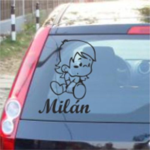 Ülő kisfiú autósmatrica – letisztult, barátságos megjelenés