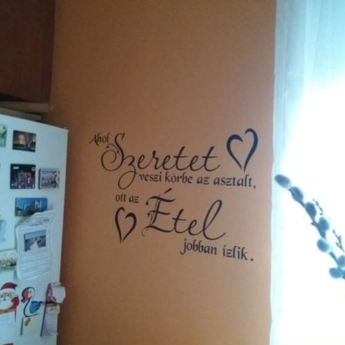 Ahol szeretet veszi körbe az asztalt – idézet falmatrica étkezőbe és konyhába