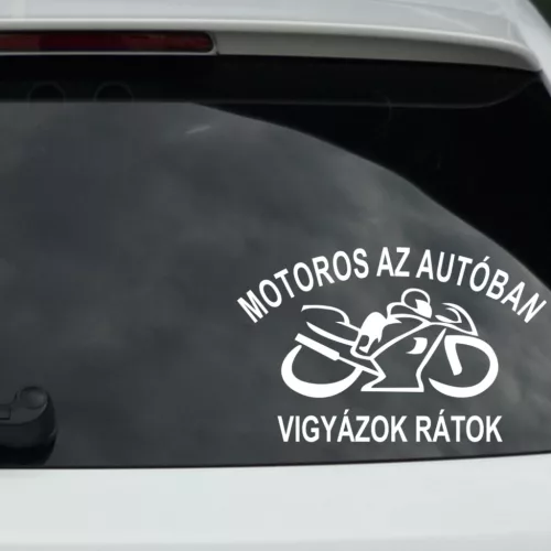 Kétkeréken az Autóban – Prémium Motoros Biztonsági Matrica