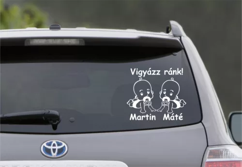 Vigyázz Ránk Ikerpár – Egyedi Feliratos Biztonsági Autómatrica