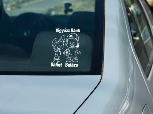 Fiú Nagyfiúval Vigyázz ránk felirattal