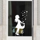 Karácsonyi ablakmatrica kislánnyal és csillagokkal – választható adventi számmal