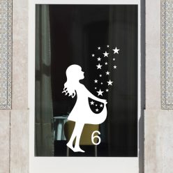   Karácsonyi ablakmatrica kislánnyal és csillagokkal – választható adventi számmal