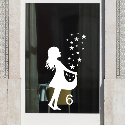 Karácsonyi ablakmatrica kislánnyal és csillagokkal – választható adventi számmal