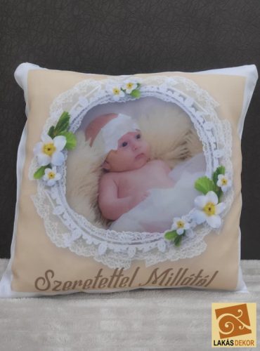 Bézs hátterű, csipkés mintában párna saját képpel, névvel