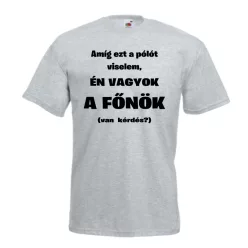   1. Amíg ezt a pólót viselem, én vagyok a főnök férfi póló