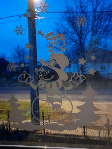 Karácsonyi ablakmatrica hóemberrel és bagollyal – ünnepi hangulat minden ablakra