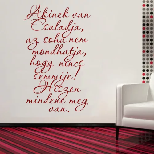 Akinek van családja – idézet falmatrica otthonra (2. változat)