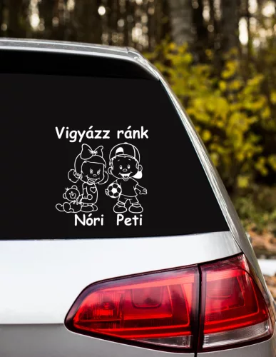 Lány Fiúval Vigyázz ránk felirattal autósmatrica