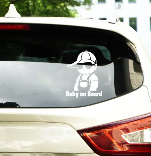 Menő sapkás „Baby on Board” autósmatrica – vagány kisfiú figurával