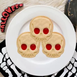   Halloween koponyás linzer kiszúró piros szemekkel – sütikinyomó