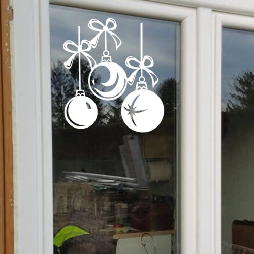 Karácsonyi ablakmatrica gömbökkel és masnikkal – elegáns ünnepi dekoráció