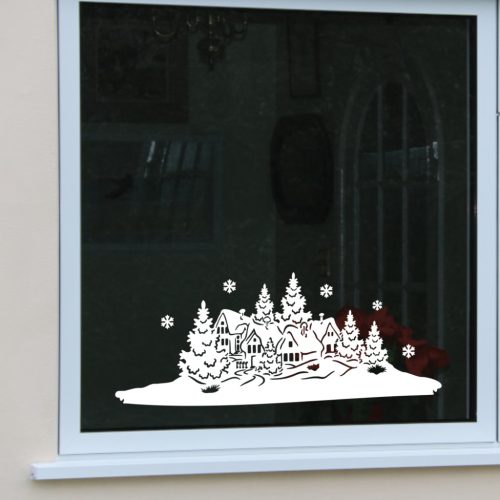 Téli táj karácsonyi ablakmatrica – havas falu és fenyőfák ünnepi dekoráció
