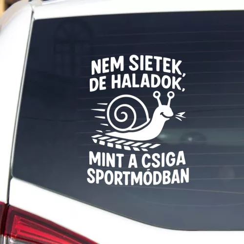Nem sietek, de haladok – mint a csiga sportmódban! Vicces autósmatrica