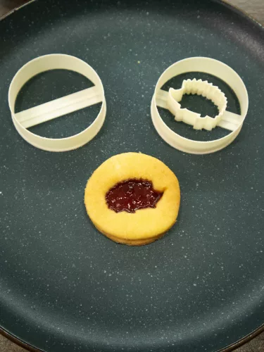 Süni alakú linzer süti kinyomó forma