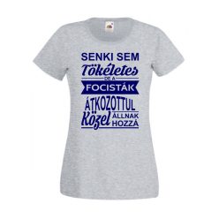 Senki sem tökéletes de a focisták női póló
