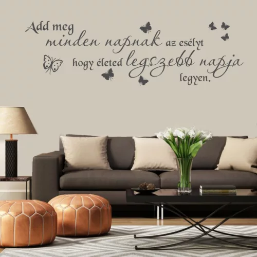 Add meg minden napnak az esélyt – pillangós idézet falmatrica (1. változat)