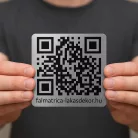 Gravírozott tábla QR kóddal