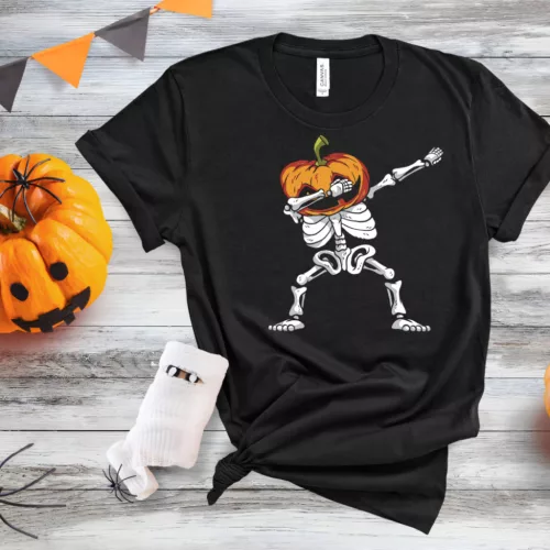 Halloween női póló – Csontváz tökfejjel dab pózban