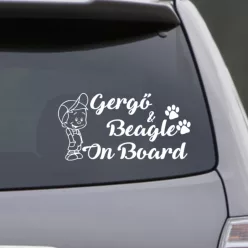   Egyedi autómatrica – Kisfiú és Beagle On Board névvel | kutyás autómatrica gyerek névvel