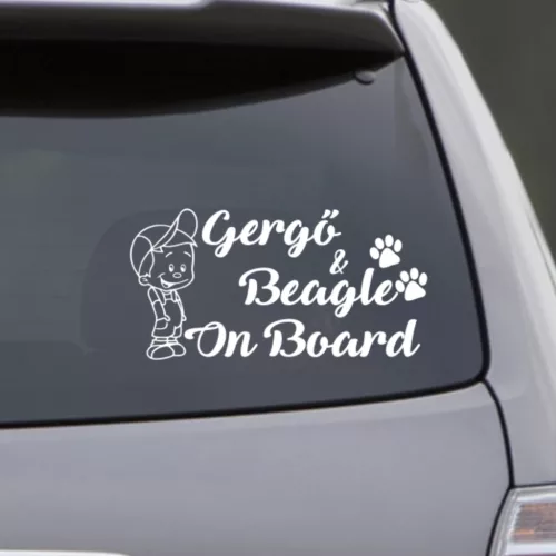 Egyedi autómatrica – Kisfiú és Beagle On Board névvel | kutyás autómatrica gyerek névvel