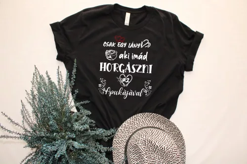 Csak egy lány aki imád horgászni az apukájával női póló