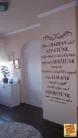 Ebben a házban sokat nevetünk – inspiráló idézetes falmatrica (2. változat)
