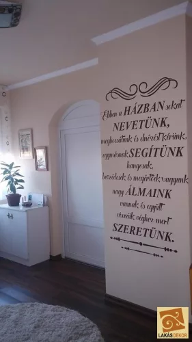 Ebben a házban sokat nevetünk – inspiráló idézetes falmatrica (2. változat)