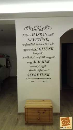 Ebben a házban sokat nevetünk – inspiráló idézetes falmatrica (2. változat)