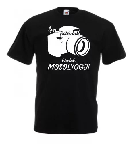 Épp fotózlak, kérlek mosolyogj férfi póló