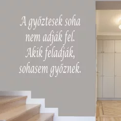  Motiváló Idézet – A Győztesek Soha Nem Adják Fel Falmatrica