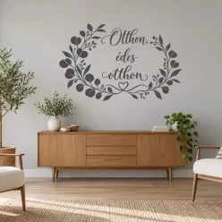   Otthon, Édes Otthon – Elegáns Virágkoszorús Idézetes Falmatrica Szív Motívummal