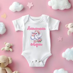   Hamarosan Érkezem Gólyás Baba Body Kislányoknak – "A Gólya Hozta"