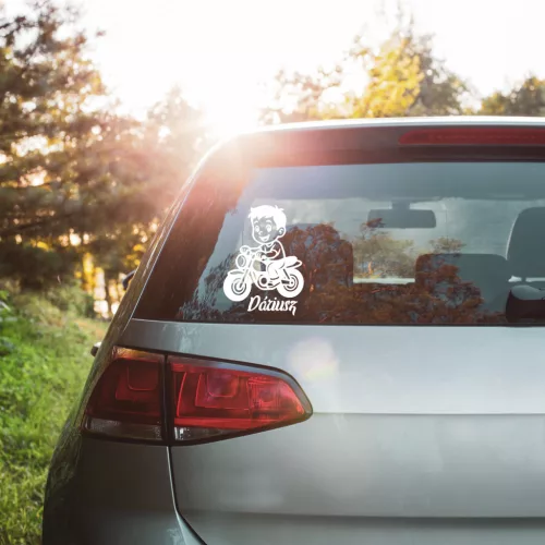 Motoros kisfiús autósmatrica – stílusos és vagány megjelenés