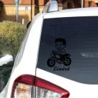 Motoros kisfiús autósmatrica – stílusos és vagány megjelenés