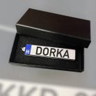 Rendszám kulcstartó egyedi szöveggel