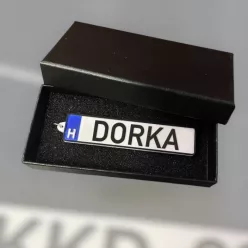 Rendszám kulcstartó egyedi szöveggel