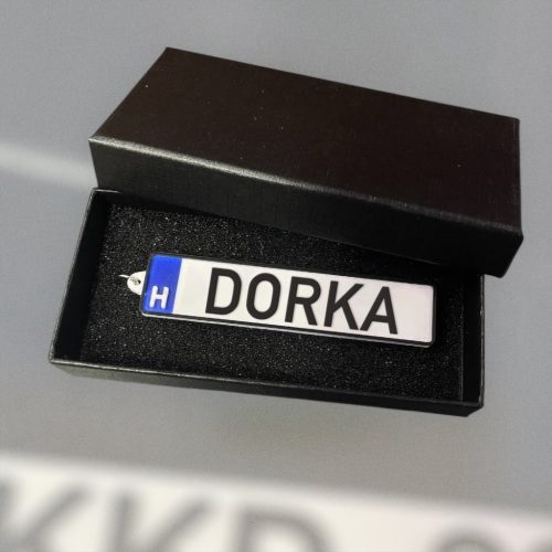 Rendszám kulcstartó egyedi szöveggel