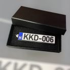 Rendszám kulcstartó egyedi szöveggel